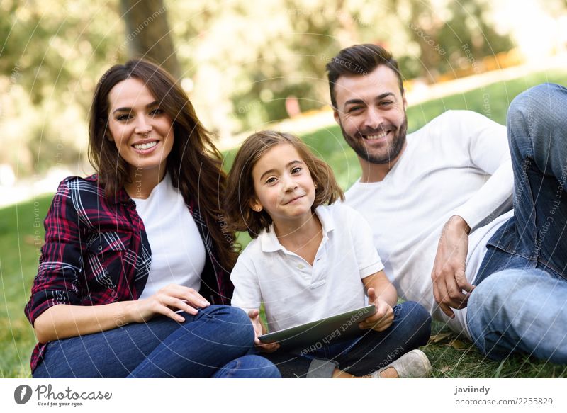 Glückliche Familie in einem städtischen Park beim Spielen mit einem Tablet-Computer Lifestyle Freude schön Sommer Kind Technik & Technologie Mädchen Frau
