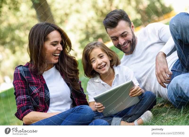 Glückliche Familie in einem städtischen Park, der mit Tablet-Computer spielt Lifestyle Freude schön Spielen Sommer Kind Technik & Technologie Mensch maskulin
