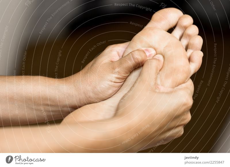 Medizinische Massage am Fuß in einer Physiotherapie-Mitte schön Körper Gesundheitswesen Behandlung Wellness Erholung Spa Frau Erwachsene Hand weiß Salon