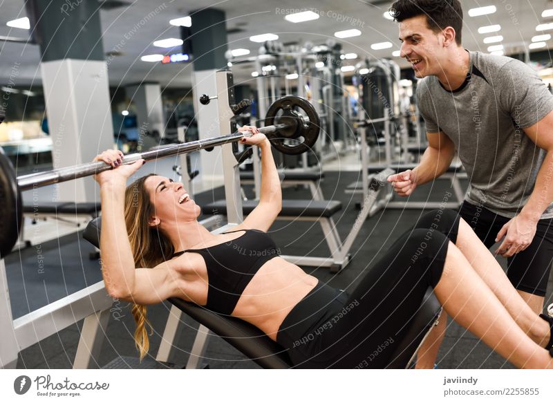 Persönlicher Trainer, der Gewichte einer junge Frau Aufzug motiviert Lifestyle Körper Sport Mensch maskulin feminin Junge Frau Jugendliche Junger Mann