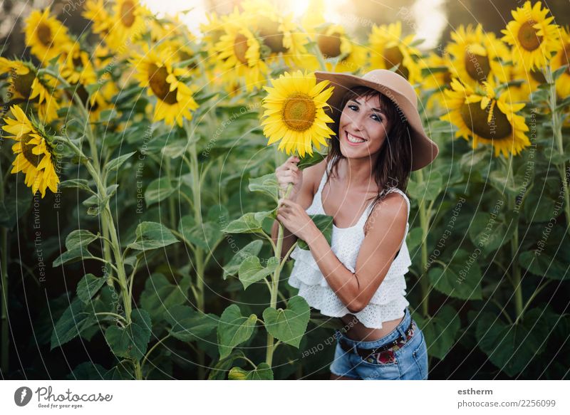 Mädchen auf dem Gebiet der Sonnenblumen Lifestyle Stil Freude Wellness Leben Ferien & Urlaub & Reisen Ausflug Abenteuer Freiheit Sommer Sommerurlaub Mensch