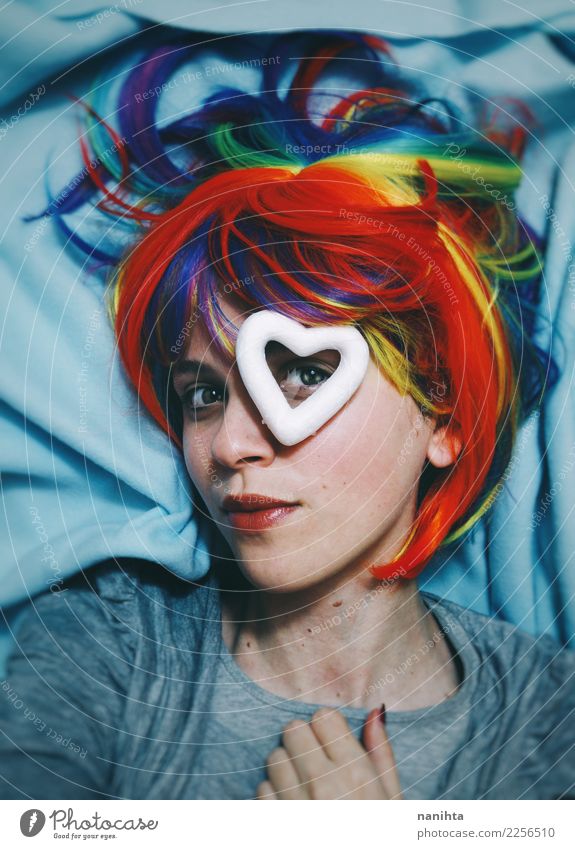 Junge Frau mit einer Regenbogenperücke und einem hören in ihrem Auge Stil Design Haut Gesicht Wellness Mensch feminin Homosexualität Jugendliche 1 18-30 Jahre