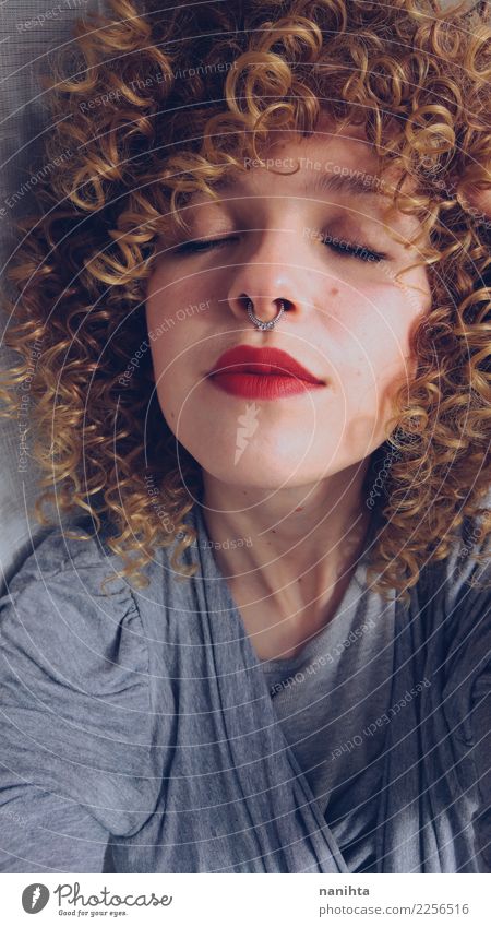 Junge alternative Frau mit afroblondem Haar Lifestyle Stil exotisch schön Haare & Frisuren Haut Gesicht Schminke Lippenstift Wellness harmonisch Erholung ruhig