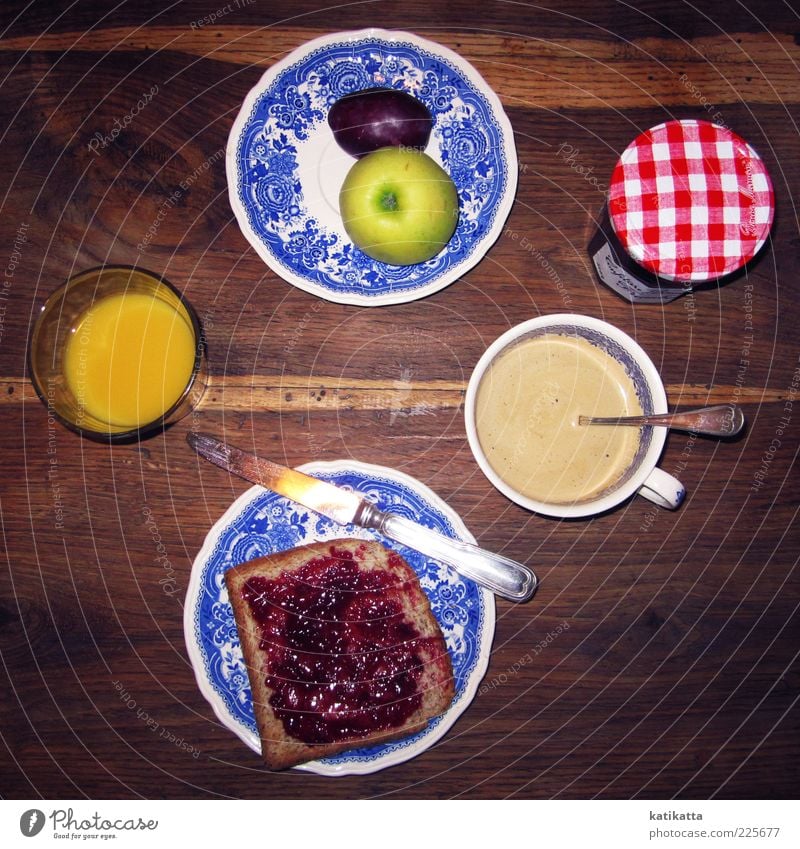 Le petit déjeuner Lebensmittel Frucht Apfel Getreide Marmelade Frühstück Kaffeetrinken Getränk Heißgetränk Saft Geschirr Teller Tasse Glas Besteck Messer Tisch