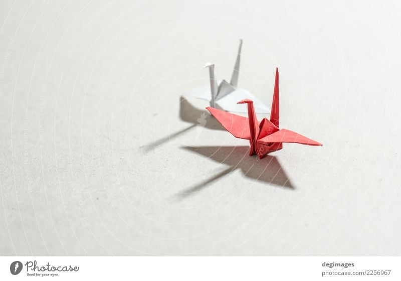 Hintergrund Freizeit & Hobby Spielen Dekoration & Verzierung Handwerk Kunst Tier Vogel Papier Spielzeug rot weiß Hoffnung Origami Kranich Japan Objektfotografie