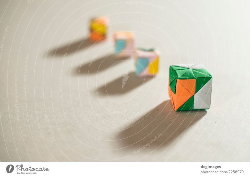 Origami-Würfel Spielen Dekoration & Verzierung Schule Handwerk Kindheit Kunst Papier Spielzeug weiß Farbe Kasten Quadrat vereinzelt farbenfroh Hintergrund