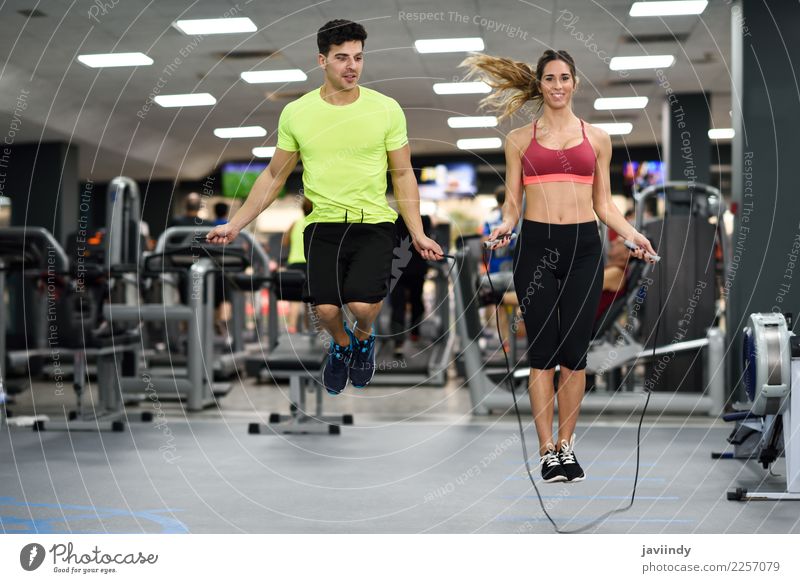 Training des jungen Mannes und der Frau mit springendem Seil Lifestyle Freude Glück schön Sport Mensch maskulin feminin Junge Frau Jugendliche Junger Mann