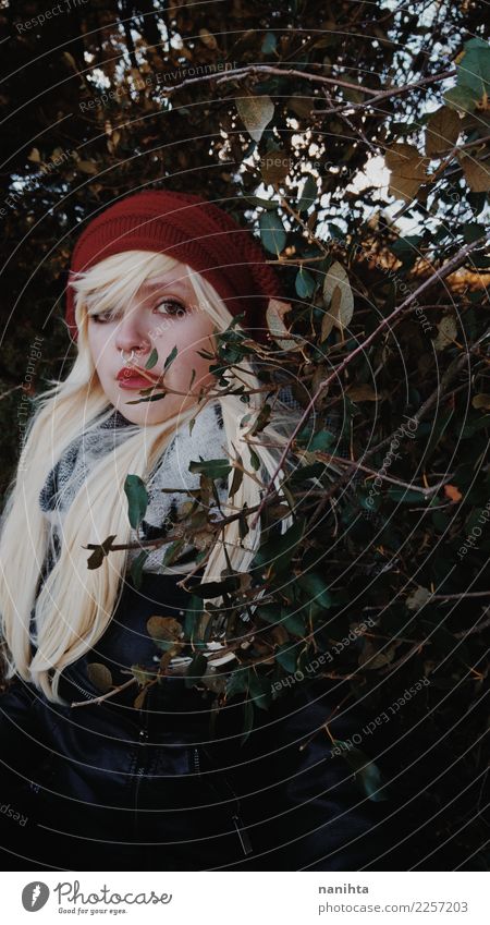 Tragender Winter der jungen Blondine kleidet in das Holz Lifestyle Stil schön Mensch feminin Junge Frau Jugendliche 1 18-30 Jahre Erwachsene Umwelt Natur Herbst