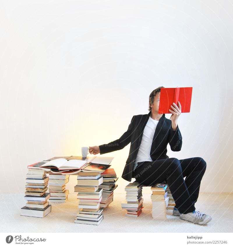 Mann auf Bücherstapel liest ein Buch Lifestyle Erholung ruhig Freizeit & Hobby lesen Bildung Mensch maskulin Erwachsene 1 30-45 Jahre lernen sitzen rot