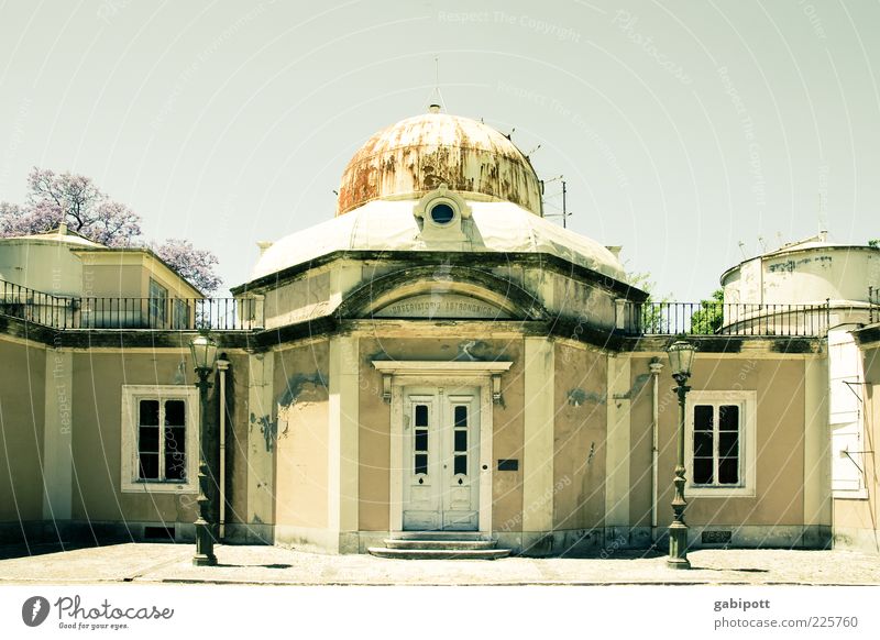 es steht in den Sternen Lissabon Haus Mauer Wand Fassade Fenster Tür Dach Sehenswürdigkeit Denkmal Observatorium alt trashig klug Verfall Vergangenheit