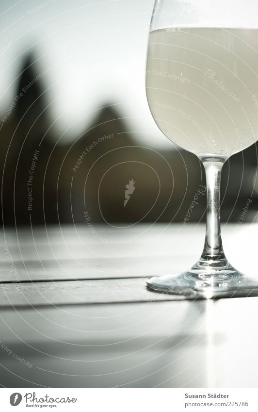 0,2 Getränk Limonade Wein Sekt Prosecco Flüssigkeit Alkohol Weinglas Holztisch sommerlich Außenaufnahme Nahaufnahme Detailaufnahme Reflexion & Spiegelung