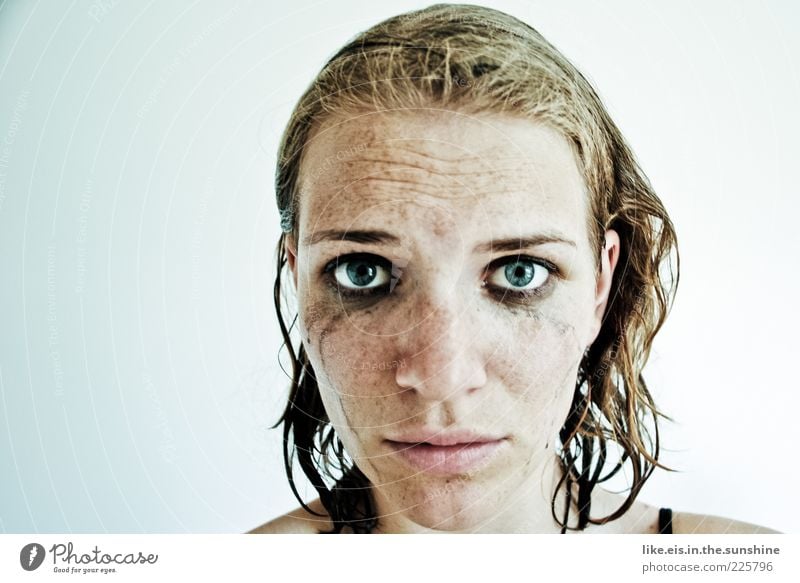 Toujours la tristesse Haare & Frisuren Gesicht feminin Junge Frau Jugendliche Kopf Auge 1 Mensch 18-30 Jahre Erwachsene blond Traurigkeit Sorge Trauer