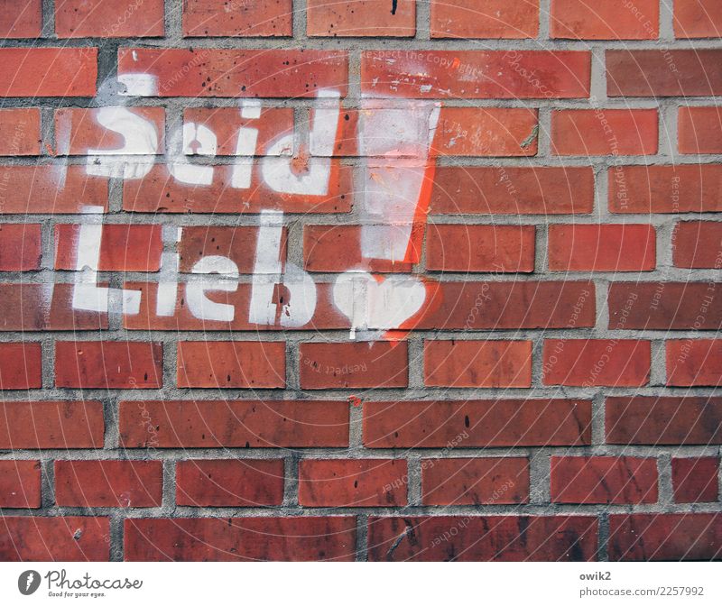 Öffentliches Bedürfnis Lüneburg Mauer Wand Fassade Backsteinwand Schriftzeichen Herz Aufschrift Schablonenschrift Farbstoff rot weiß Begierde Sehnsucht
