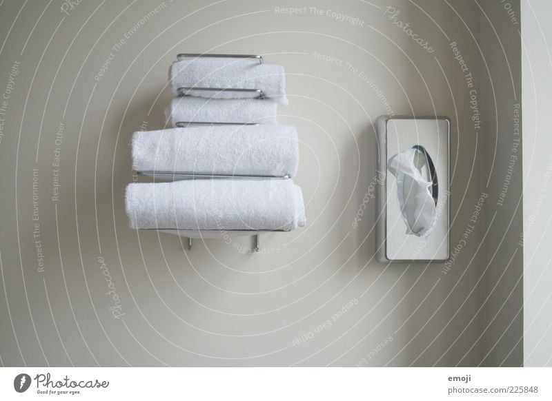 Hotelimpression II Körperpflege Bad grau weiß Monochrom Handtuch Ordnung Taschentuch Halterung Kasten Hotelzimmer Wand Körperpflegeutensilien Schwarzweißfoto