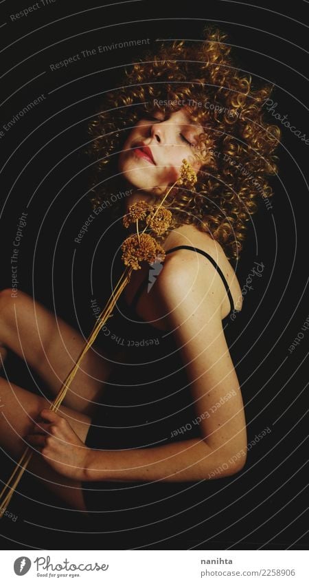 Künstlerisches Portrait einer jungen Frau, die getrocknete Blumen anhält elegant Stil schön Körper Haare & Frisuren Haut Mensch feminin Junge Frau Jugendliche 1