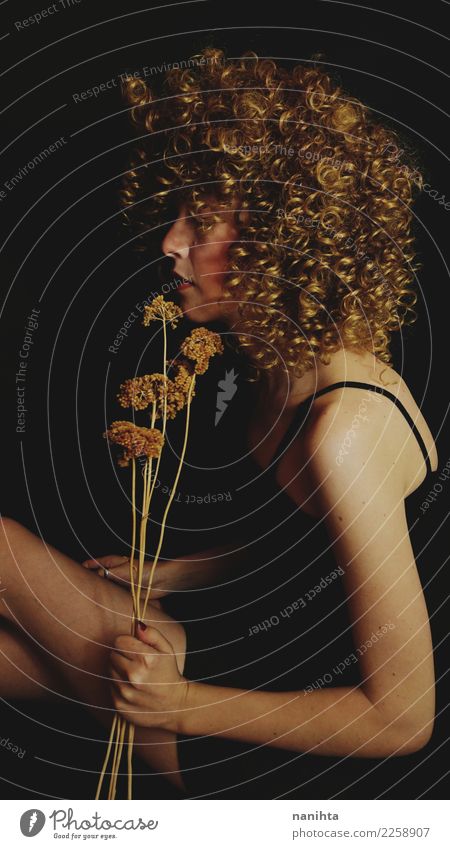 Künstlerisches Porträt einer jungen blonden Frau mit Blumen im Atelier elegant Stil Design Körper Haare & Frisuren Mensch feminin Junge Frau Jugendliche 1