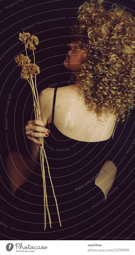 Studio-Porträt. Rückansicht einer dünnen blonden Frau elegant Stil Design schön Körper Haare & Frisuren Haut harmonisch Sinnesorgane Erholung ruhig Mensch