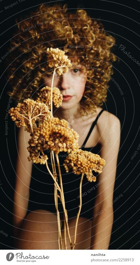 Künstlerisches Porträt einer jungen Frau hinter goldenen Blumen elegant Stil Körper Haare & Frisuren Haut Mensch feminin Junge Frau Jugendliche 1 18-30 Jahre