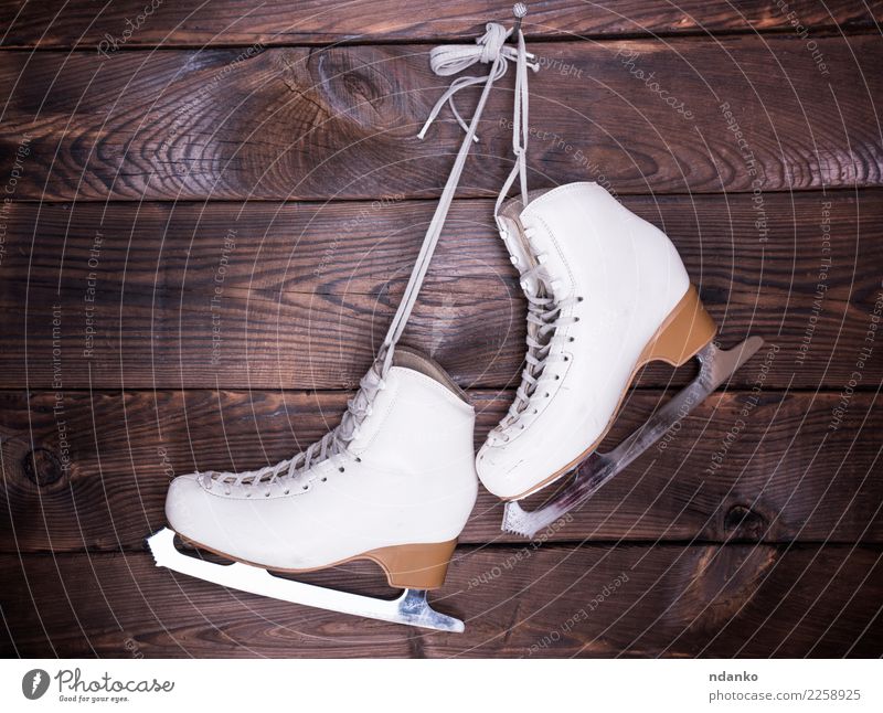 weiße weiße Lederschuhe der Frauen Freizeit & Hobby Winter Sport Wintersport Schuhe Holz alt hängen retro braun Schlittschuhlaufen Eis Schlittschuhe