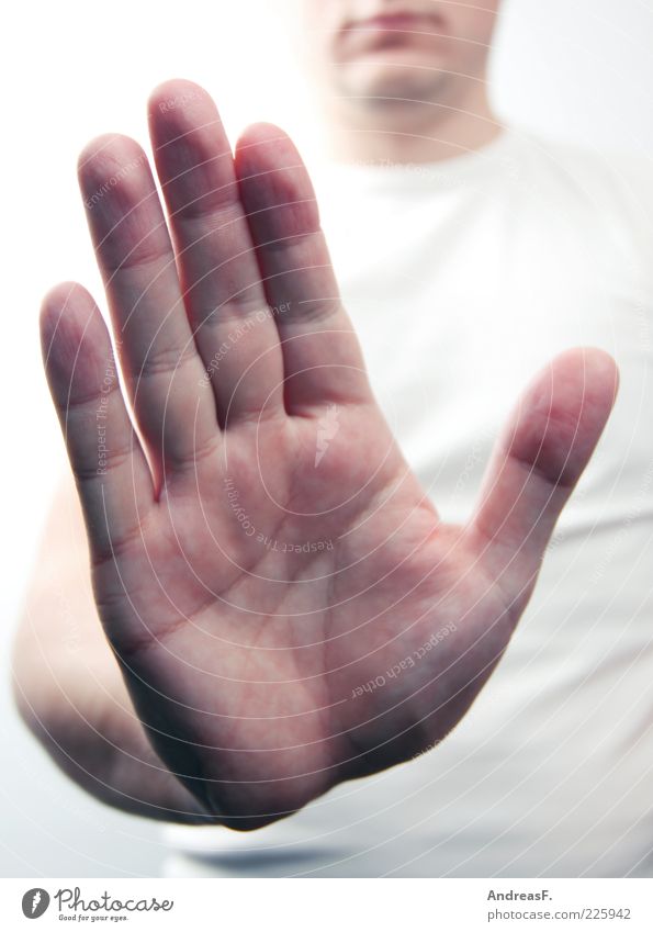 STOP Mensch maskulin Mann Erwachsene Hand Finger 1 Zeichen Sicherheit Schutz Angst gefährlich stoppen blockieren abwehrend Abwehrhaltung Defensive