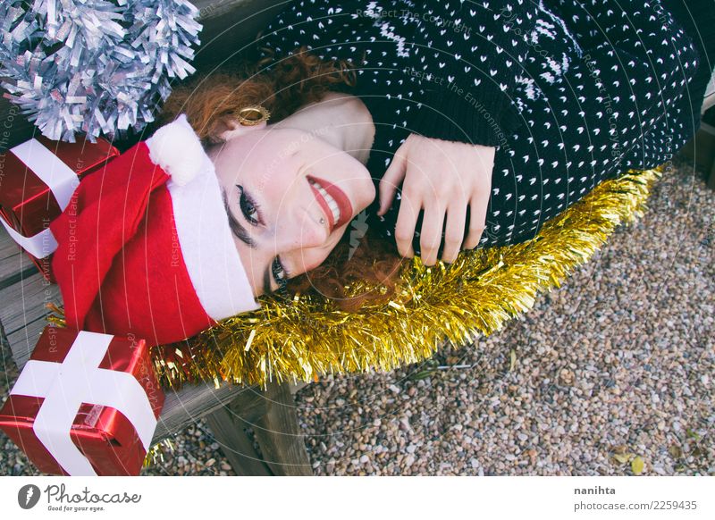 Junge glückliche Frau umgeben durch Weihnachtsdekorationen Lifestyle Stil Freude schön Haut Gesicht Feste & Feiern Weihnachten & Advent Silvester u. Neujahr