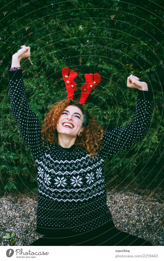 Junge Rothaarigefrau, die einen Weihnachtstag genießt Lifestyle elegant Stil Freude Wellness Leben Wohlgefühl Feste & Feiern Weihnachten & Advent