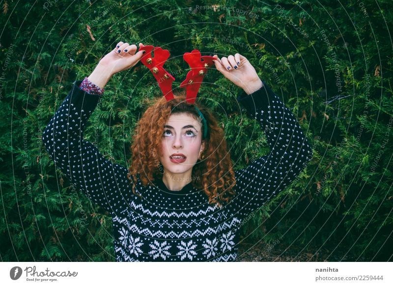 Junge Frau, die ein lustiges Gesicht am Weihnachten macht Stil Design Freude Feste & Feiern Weihnachten & Advent Silvester u. Neujahr Mensch feminin Jugendliche