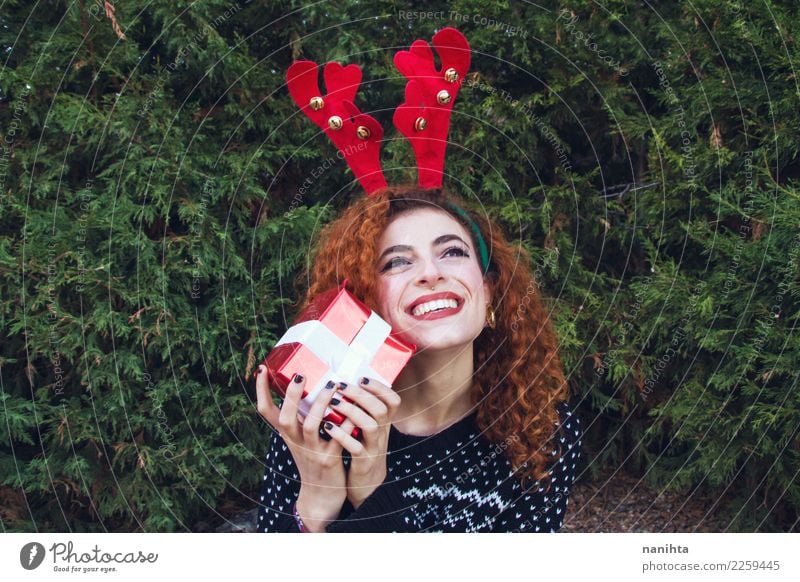 Tragende Winterkleidung der jungen Frau hält eine Geschenkbox schön Wellness Leben Feste & Feiern Weihnachten & Advent Silvester u. Neujahr Mensch feminin
