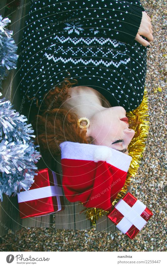 Schlafen der jungen Frau gerundet durch Weihnachtsdekorationen Lifestyle Stil Design schön Haare & Frisuren Gesicht Feste & Feiern Weihnachten & Advent
