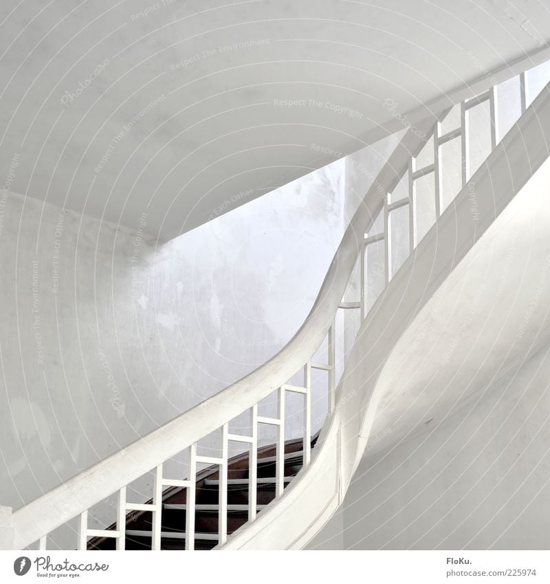 weiße Treppe Menschenleer Gebäude Architektur alt ästhetisch hell Vergangenheit Vergänglichkeit Treppenhaus Treppengeländer Innenaufnahme Kunstlicht Licht