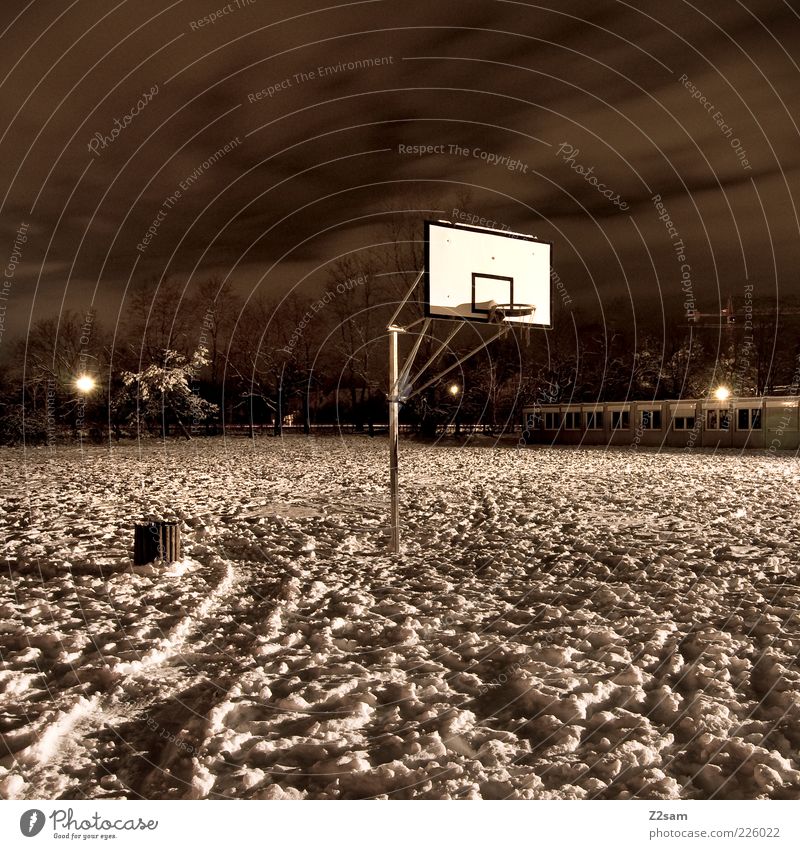 wo is´n jetzt dieser joarden Ballsport Natur Landschaft Winter Schnee Platz stehen ästhetisch dunkel gruselig kalt Licht Sportplatz Basketball Basketballkorb
