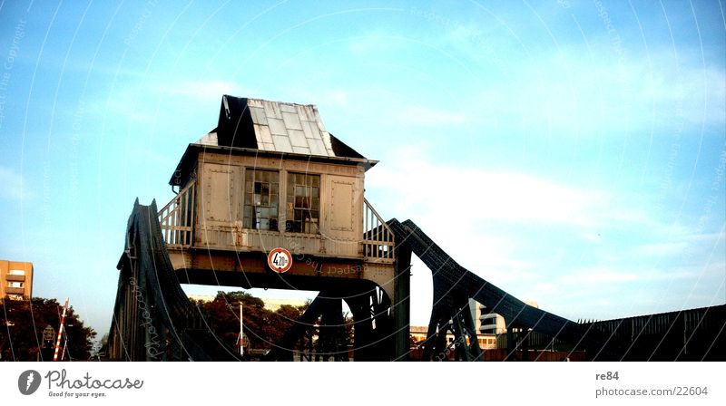 Drehbrücke zu Köln Stahl Eisen Haus Brücke alt Himmel Rost