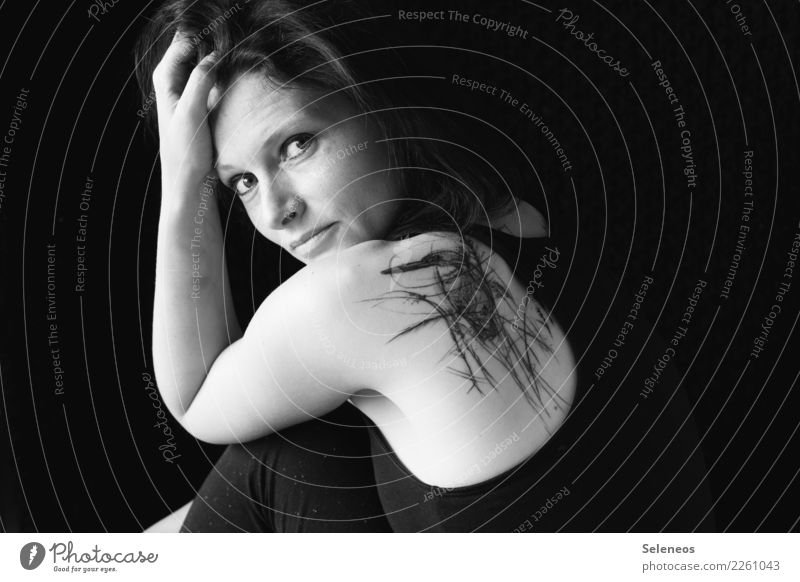 Der frühe Vogel Zufriedenheit Mensch feminin Frau Erwachsene Gesicht Rücken Arme Schulter 1 Accessoire Tattoo Lebensfreude Schwarzweißfoto Innenaufnahme Porträt