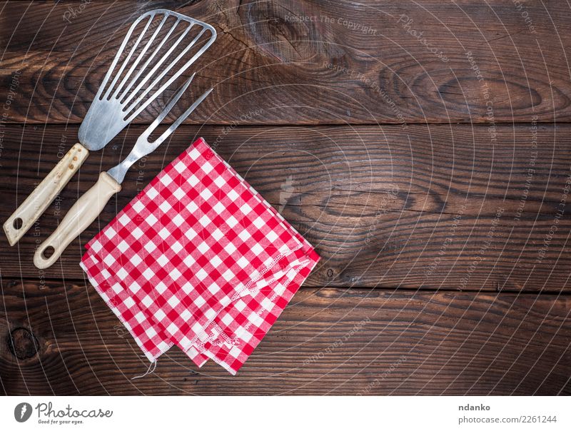 Vintage Küchengeräte und eine rote Serviette Besteck Gabel Tisch Stoff Holz retro braun weiß Deckung Picknick leer Speisekarte Textil Tischwäsche Konsistenz
