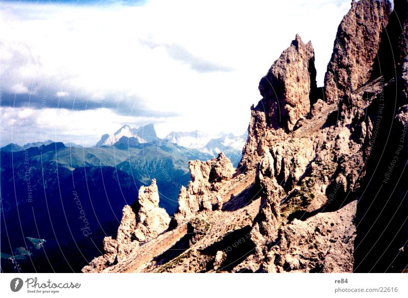 Dolomiten Alpen Wolken grau steil Berge u. Gebirge Felsen Stein blau