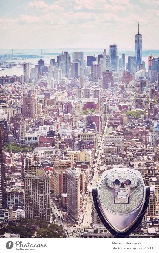 Touristische Ferngläser, die auf Manhattan-Skyline, New York zeigen. Ferien & Urlaub & Reisen Tourismus Freiheit Sightseeing Städtereise Büro Stadt Stadtzentrum