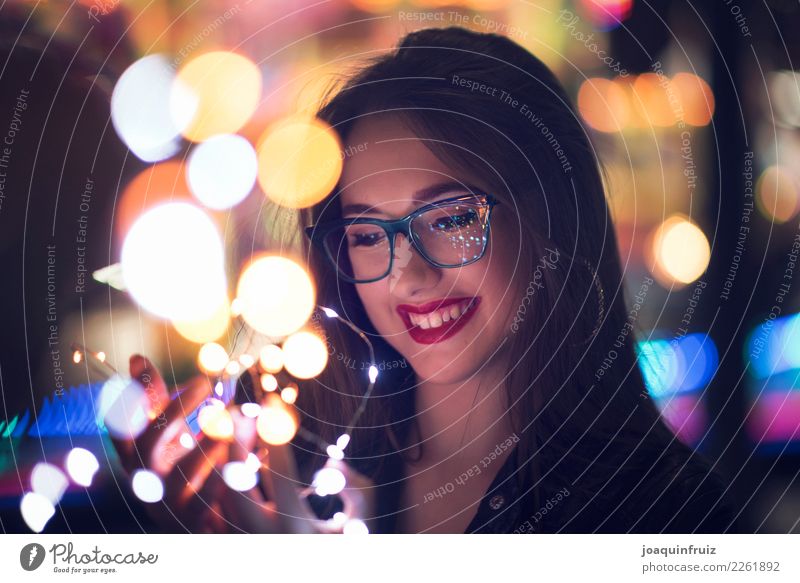Schönheitsmädchen mit Gläsern mit kleinen Lichtern in ihren Händen Stil schön Gesicht Schminke Frau Erwachsene Hand Mode Accessoire Fröhlichkeit modern Mädchen
