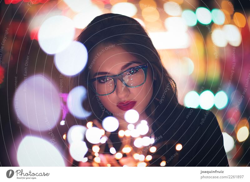 Schönheitsmädchen mit Gläsern mit kleinen Lichtern in ihren Händen Stil schön Gesicht Schminke Frau Erwachsene Hand Mode Accessoire Fröhlichkeit modern Mädchen