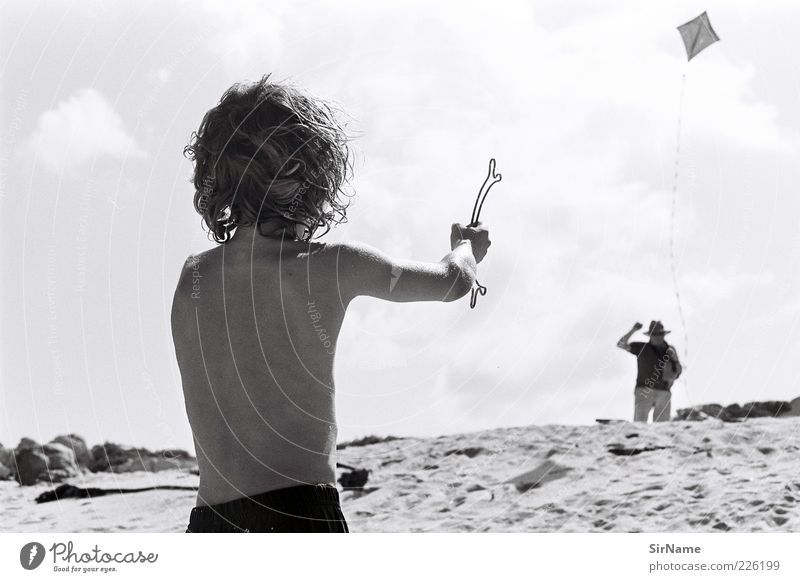 138 [Kindheitsträume] Freizeit & Hobby Spielen Kinderspiel Ferien & Urlaub & Reisen Sommerurlaub Strand Drachenfliegen Kindererziehung maskulin Junge 2 Mensch