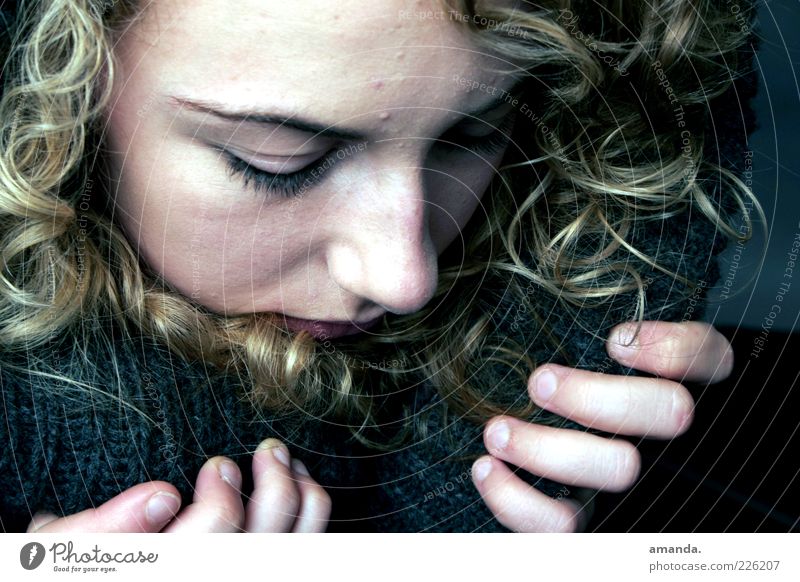 Versteckspiel Mensch feminin Junge Frau Jugendliche 1 18-30 Jahre Erwachsene blond Locken Denken träumen Traurigkeit schön kalt natürlich Gefühle Sorge Trauer