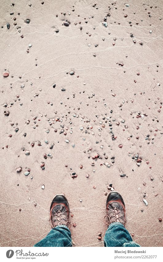 Person in wandernden Schuhen steht auf einem Strand, gesehen von oben. Lifestyle Ferien & Urlaub & Reisen Ausflug Abenteuer Freiheit Expedition Meer Mensch Fuß