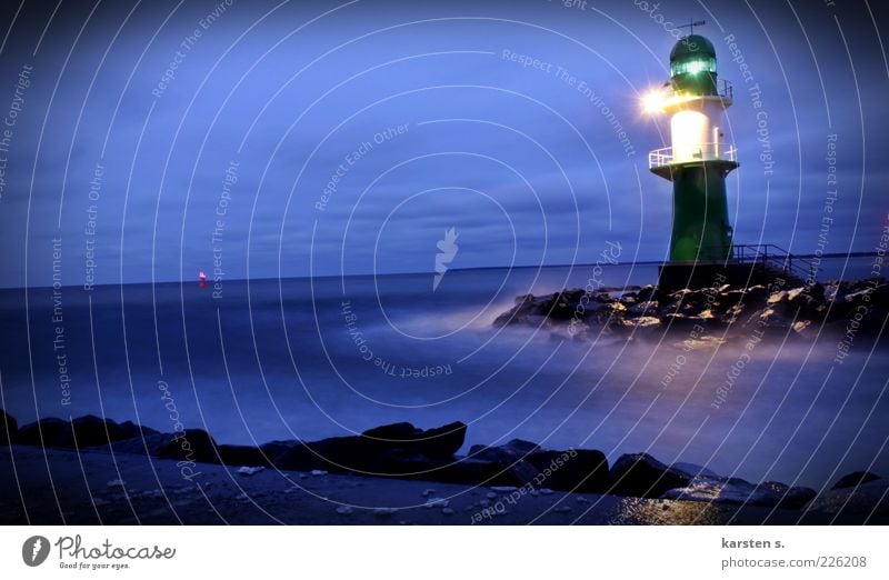 Lichtsignale II schlechtes Wetter Wind Sturm Nebel Ostsee Hafenstadt Leuchtturm Schifffahrt Wasser leuchten blau kalt Farbfoto Außenaufnahme Abend