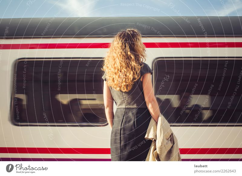 Junge Frau, die auf einen Zug - horizontale Ansicht wartet Lifestyle Ferien & Urlaub & Reisen Tourismus Ausflug Abenteuer Ferne Städtereise Erwachsene Verkehr