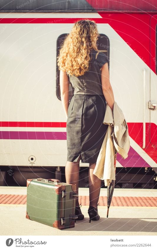 Junge Frau, die auf einen Zug - vertikale Ansicht wartet Lifestyle Ferien & Urlaub & Reisen Tourismus Ausflug Abenteuer Ferne Städtereise Erwachsene Verkehr