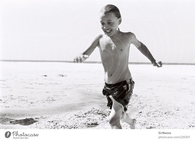 143 [am Horizont entlang] Leben Sommerurlaub Meer Kind Junge Kindheit Mensch 8-13 Jahre Strand Badehose lachen rennen Spielen frei Fröhlichkeit Glück positiv
