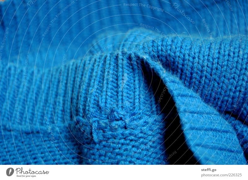 Lieblingspulli Bekleidung Pullover Stoff dick kuschlig weich blau Baumwolle gemütlich gestrickt stricken Strickmuster Textilien Wolle Textfreiraum oben