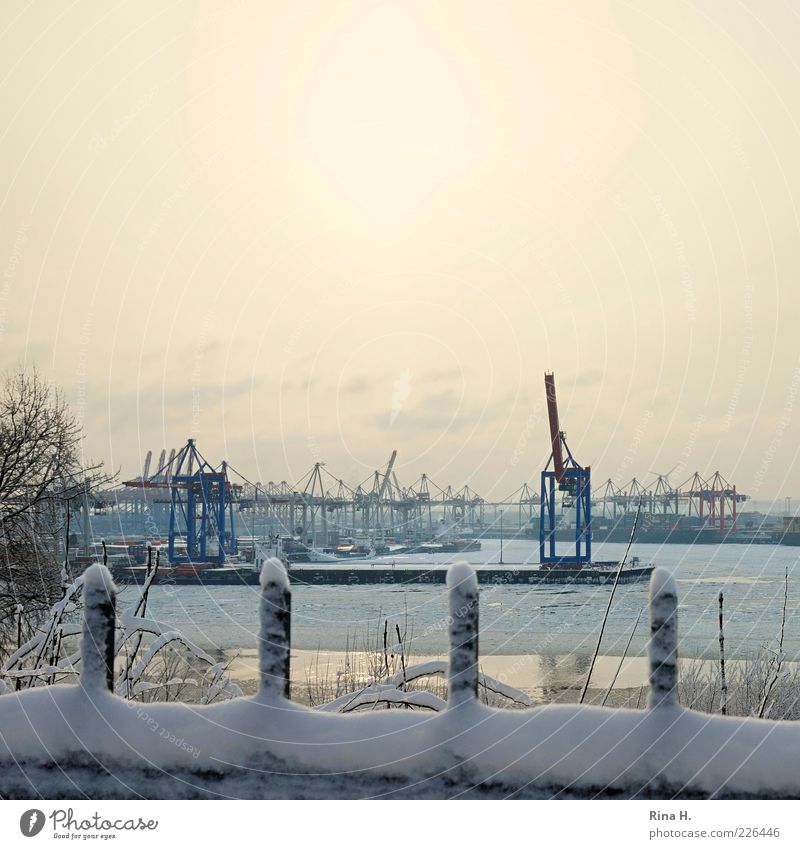 Hamburger Hafen im Winter II Industrie Flussufer Stadt Hafenstadt Schifffahrt Binnenschifffahrt kalt Kran Farbfoto Außenaufnahme Menschenleer Textfreiraum oben