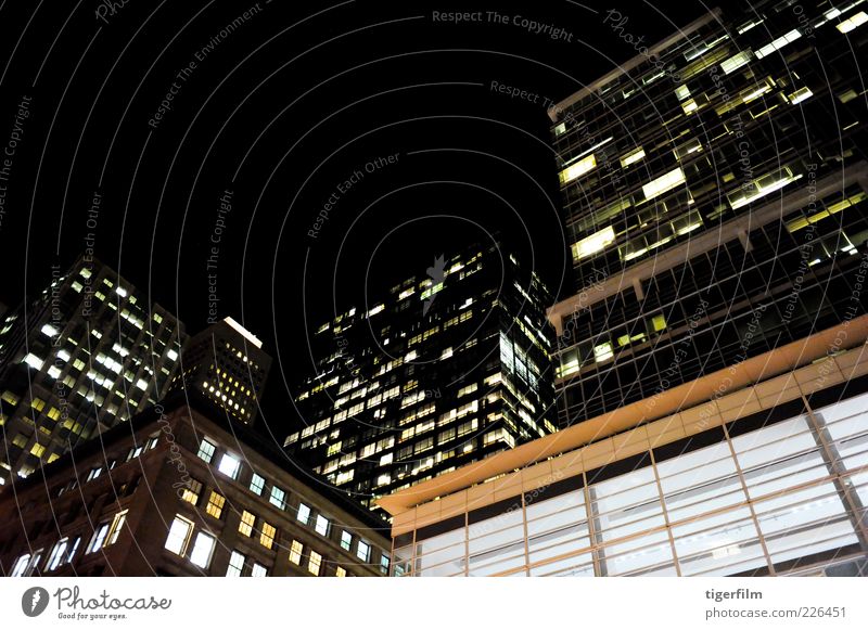 Tiefwinkelaufnahme von modernen Gebäuden, die nachts beleuchtet werden. Architektur tiefstehend Ecke Nacht Abend san francisco Stadt Skyline Stadtzentrum Schuss