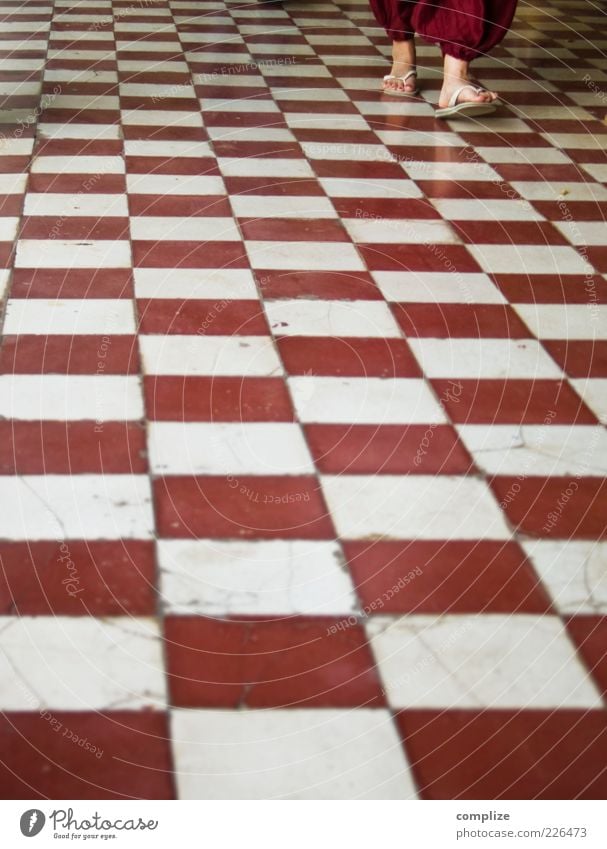 Schach in Bordeaux Stil Häusliches Leben Dekoration & Verzierung Mensch Beine Fuß 1 Flipflops gehen rot weiß Muster Farbfoto Außenaufnahme Textfreiraum unten