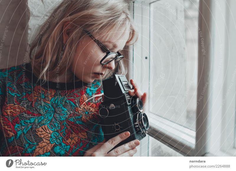 Retro-Kamera Lifestyle Freizeit & Hobby Fotokamera Technik & Technologie Junge Frau Jugendliche 18-30 Jahre Erwachsene Kunst Künstler Filmindustrie Video